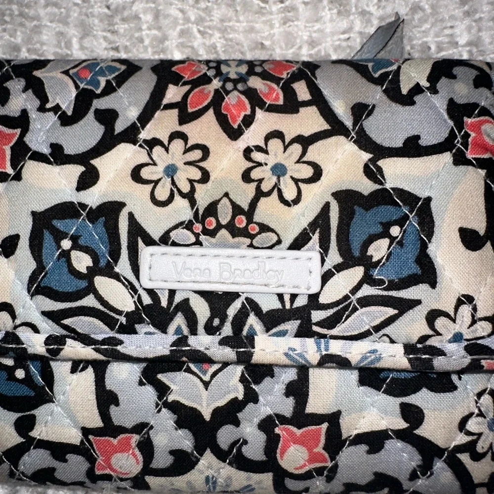 Vera Bradley Lisbon‎ Medallion RFID Euro Wallet - Picture 4 of 7